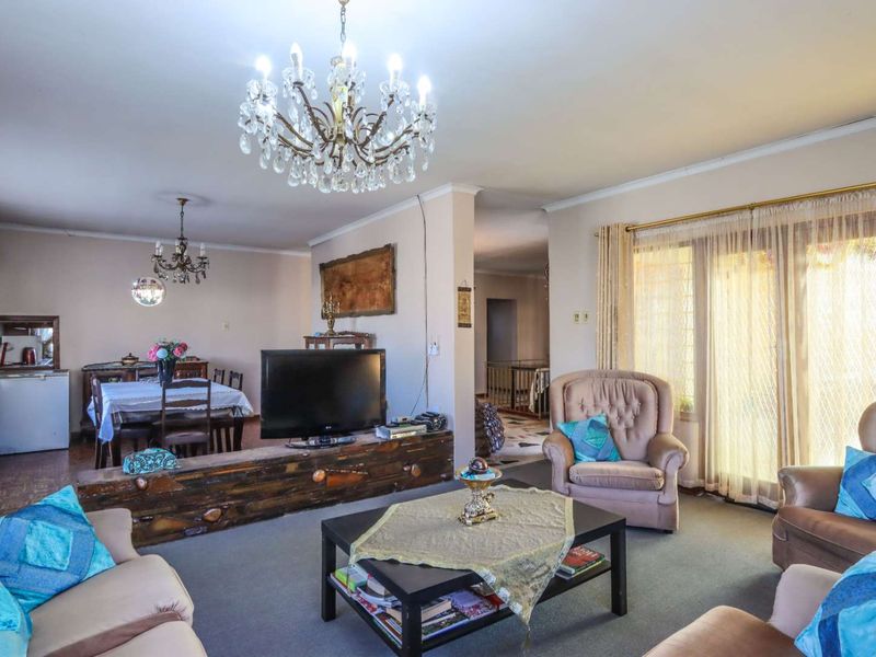 Home With Endless Potential. - Photo 4