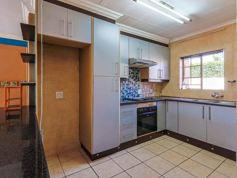 Charming 2 Bedroom Townhouse in Wierda Crest Estate - Photo 5