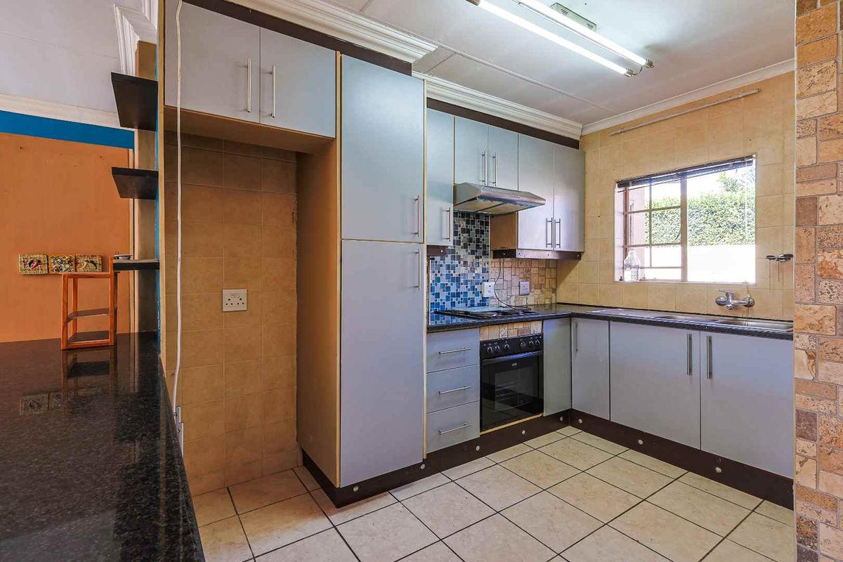 Charming 2 Bedroom Townhouse in Wierda Crest Estate - Photo 5