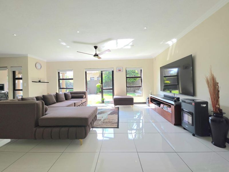 Modern 3-Bedroom Executive Home in Douglasdale - Photo 2