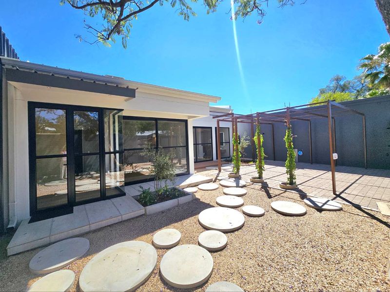 Modern Elegance: Stunning New 3-Bed Home with Pool - Photo 3