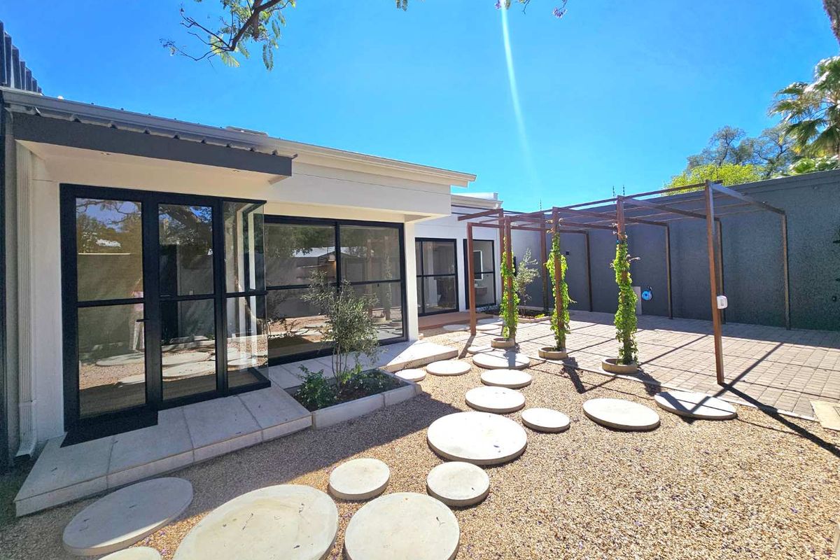 Modern Elegance: Stunning New 3-Bed Home with Pool - Photo 3