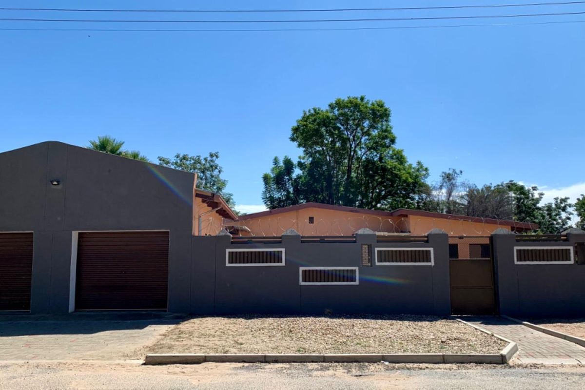 3-Bedroom Home with Versatile Flatlet & Double Garage – Prime Value in Okahandja! - Photo 4