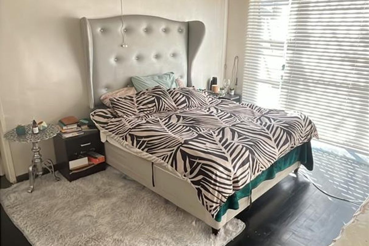 Bedroom in fully furnished shared house available for rent. - Photo 2