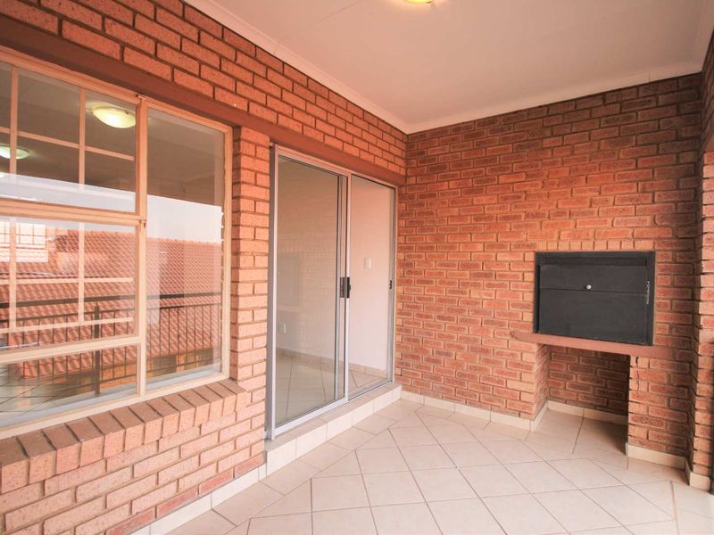 Welcome to Hazeldean - 2 Bedrooms/ 2 Bathrooms/ 1 Garage - Second Floor Unit! - Photo 1