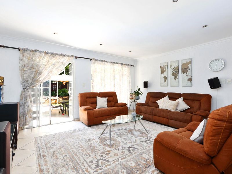 Ideally located 4 Bedroom/3.5 Bathroom Family Home - Photo 3