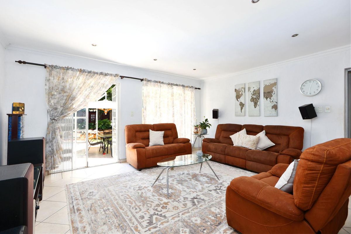 Ideally located 4 Bedroom/3.5 Bathroom Family Home - Photo 3