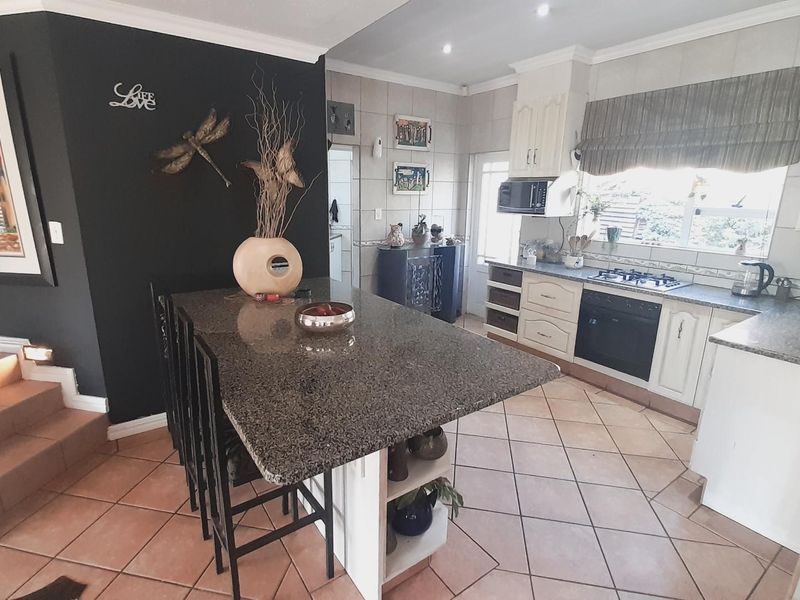 . "Your Dream Home: Balcony, Pool, Garden & Spacious Interiors" - Photo 10