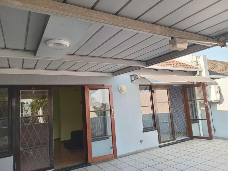 A cosy lock up and go townhouse to rent - Photo 1