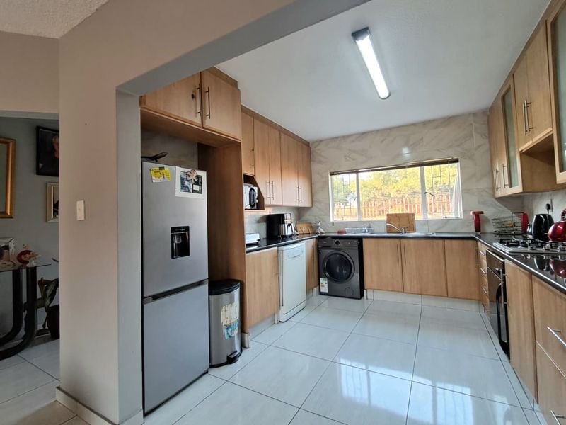 3 Bedroom Duplex for Sale in Brackenhurst - Photo 3