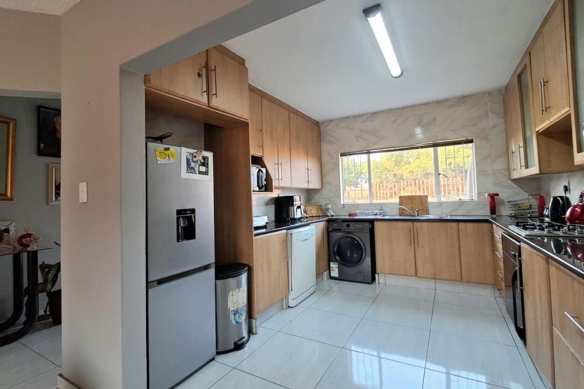 3 Bedroom Duplex for Sale in Brackenhurst - Photo 3