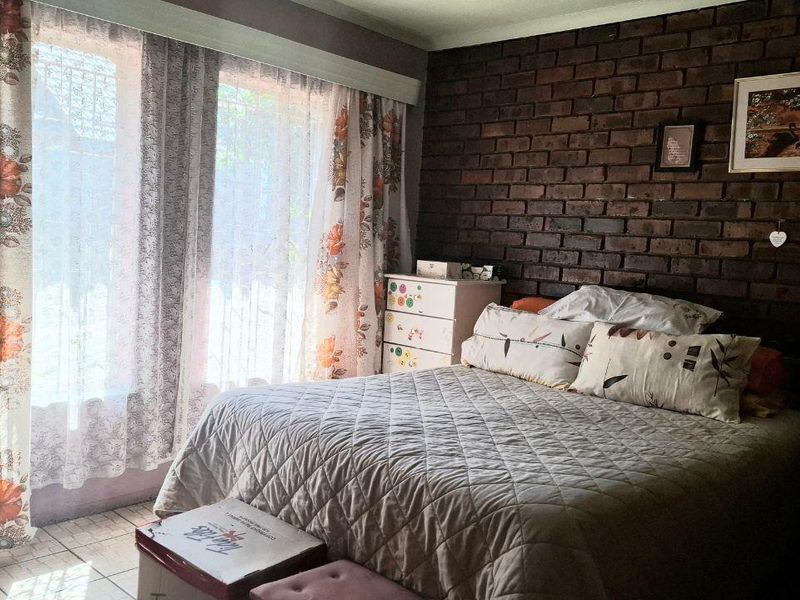 Low Maintenance Facebrick Gem: Work & Live Here! - Photo 8