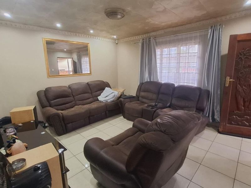 Spacious 3-Bed Home with Parking in Escombe - Photo 3