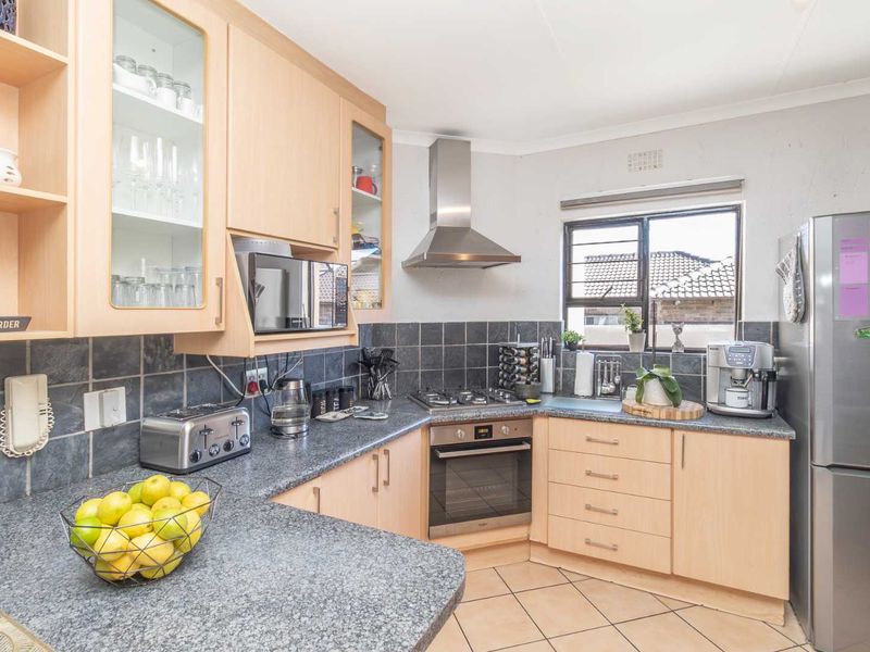 Lushy landscaped complex: Enjoy comfort and convenience - Photo 4