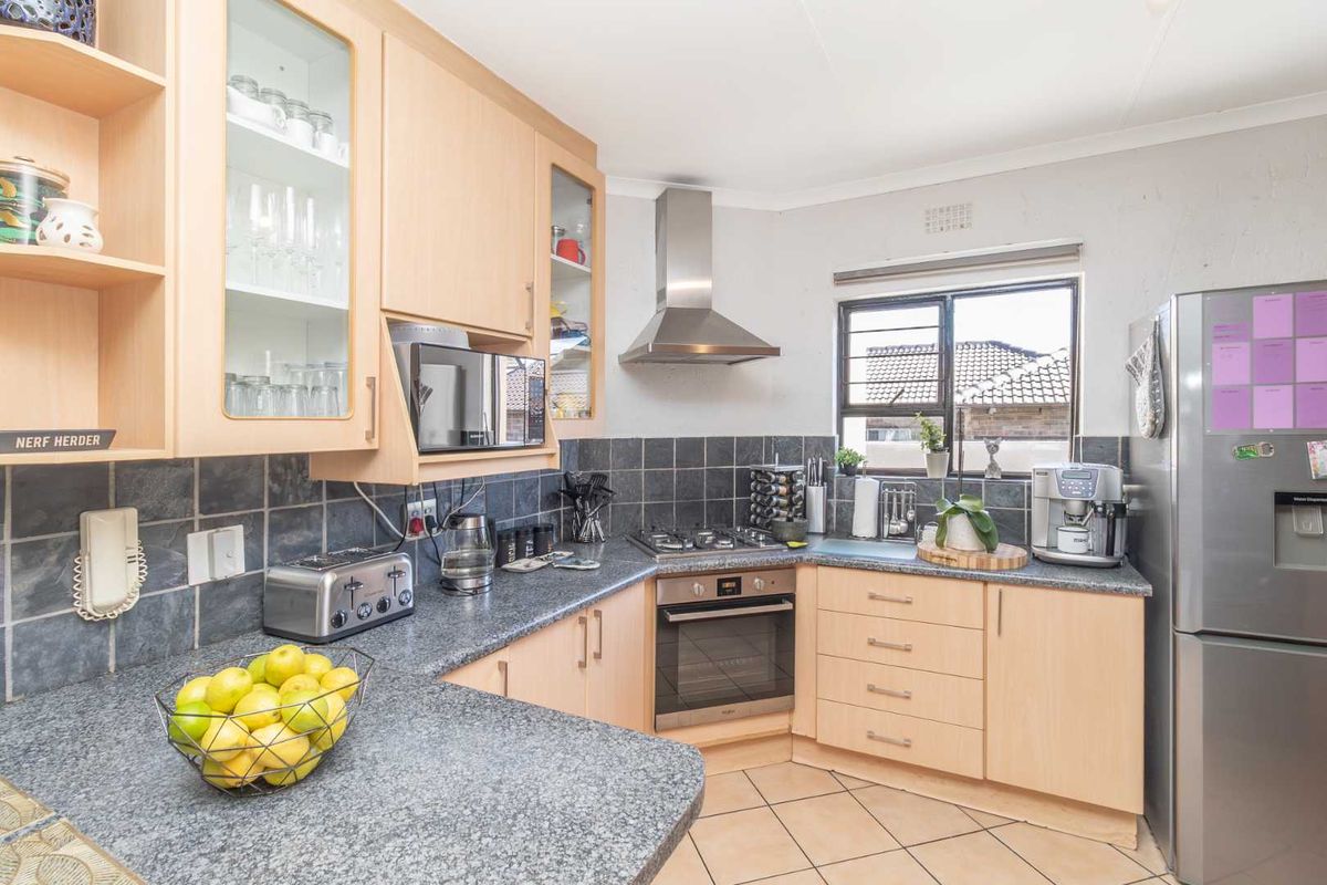 Lushy landscaped complex: Enjoy comfort and convenience - Photo 4