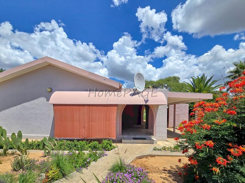 Omaruru:  Very neat 3 Bedr Home with Flat is for Sale - Photo 4