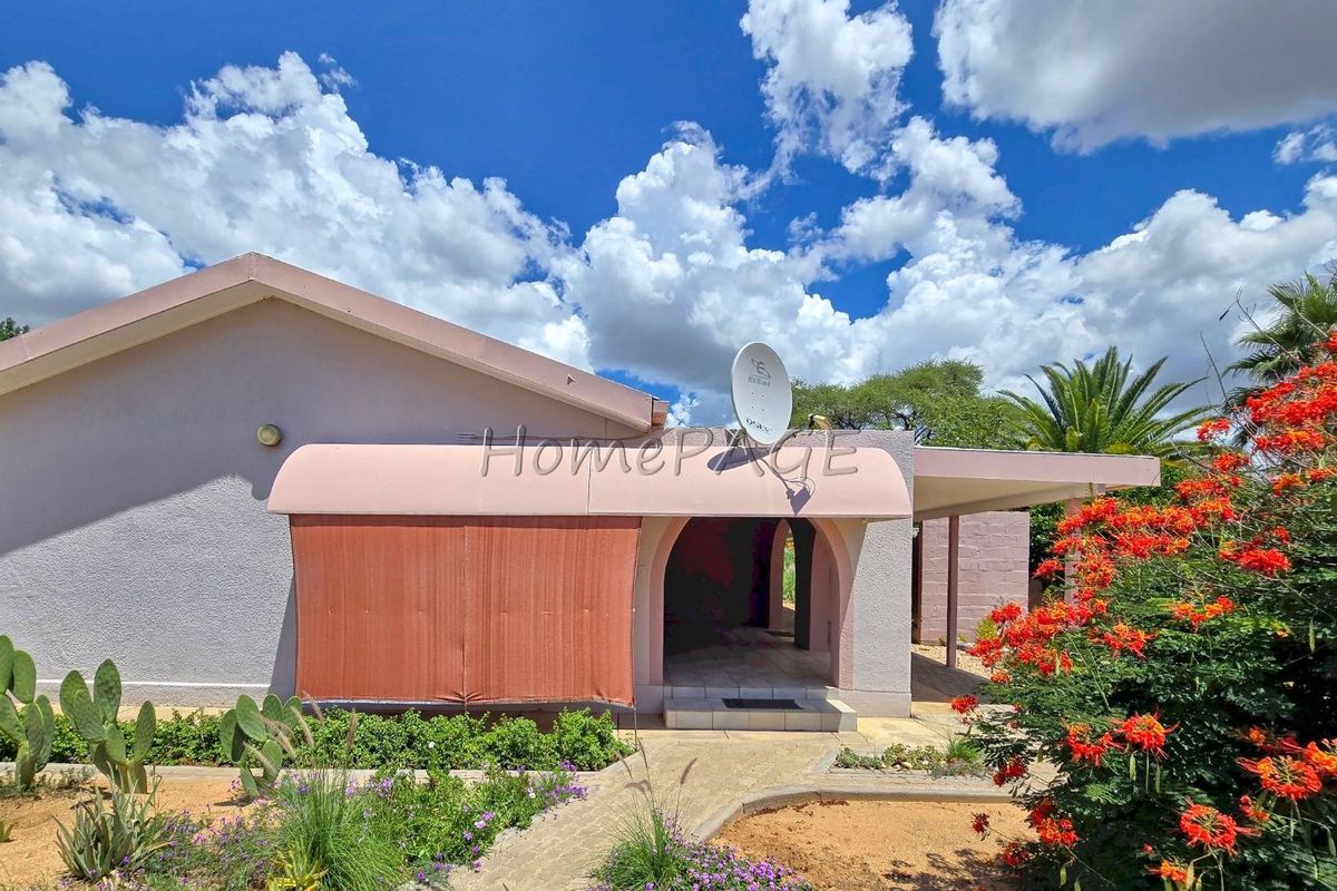 Omaruru:  Very neat 3 Bedr Home with Flat is for Sale - Photo 4