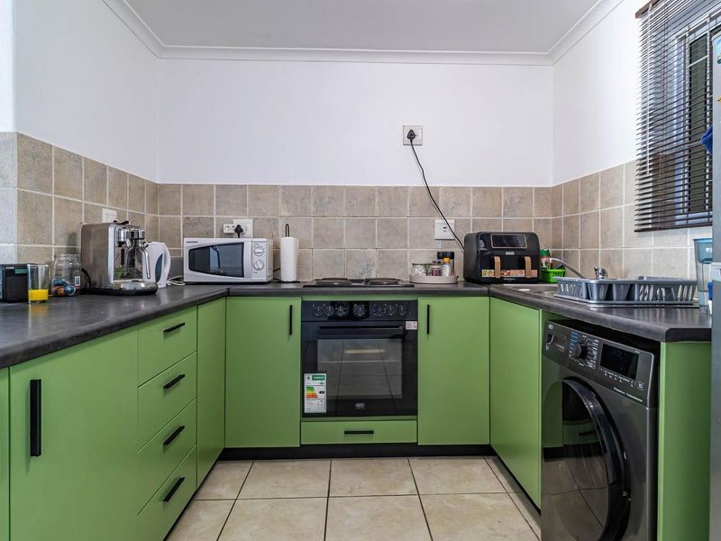 Investor's Dream, Brilliant Buy, Brilliant Price: 1-Bedroom Apartment in Vibrant Salt River - Photo 3