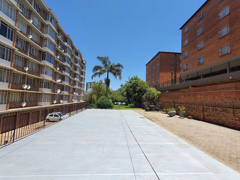 **A Rare Opportunity: Spacious 2.5 Bedroom Apartment in Wonderboom South** - Photo 2