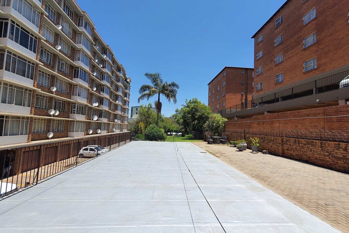 **A Rare Opportunity: Spacious 2.5 Bedroom Apartment in Wonderboom South** - Photo 2