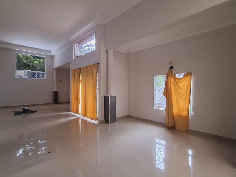 Charming 3-Bed Family Home in Silverglen with Parking and Garden - Photo 7