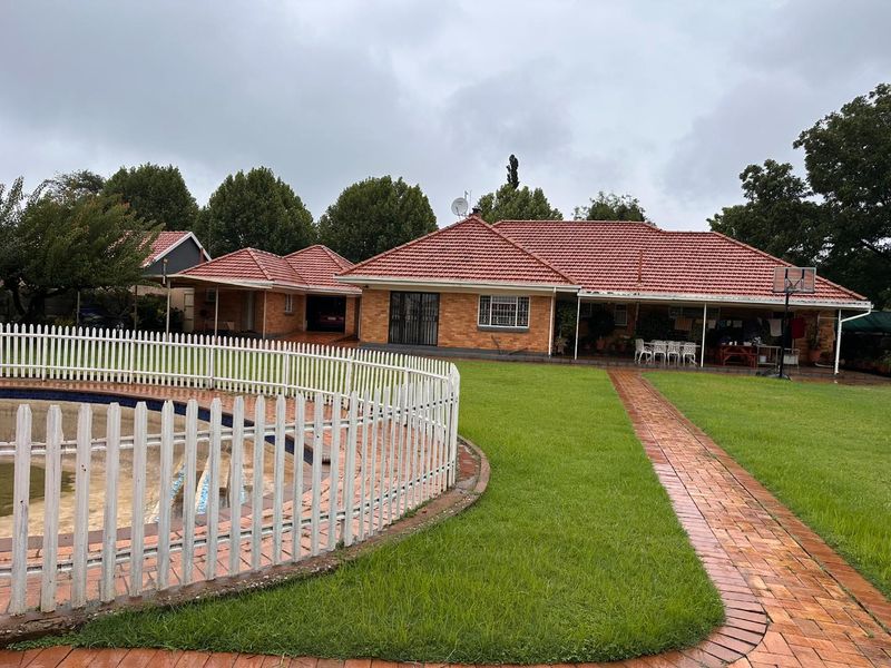 Spacious Family Home on a 1 685m2 Stand – Walking Distance from Florida Hoërskool - Photo 5