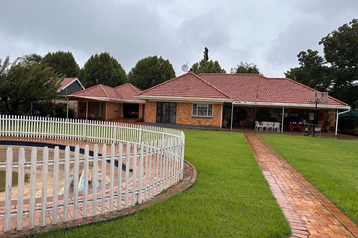 Spacious Family Home on a 1 685m2 Stand – Walking Distance from Florida Hoërskool - Photo 5