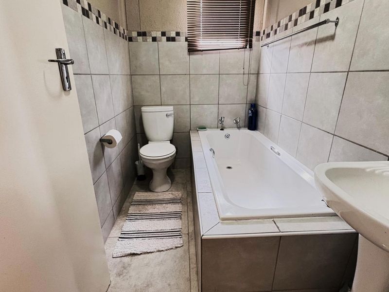 CHARMING 3 BED IN LEOPARD'S REST ESTATE - Photo 10