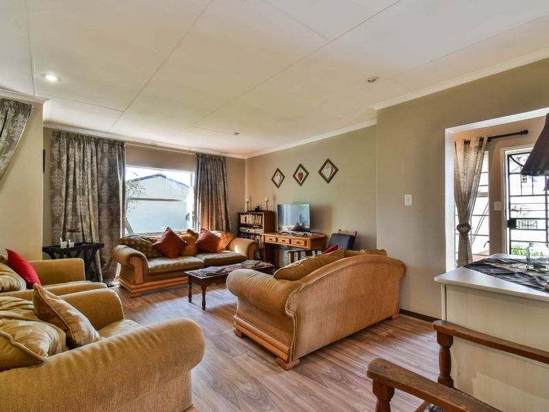 Three bedroom simplex in security complex - Moreleta Park - Photo 4