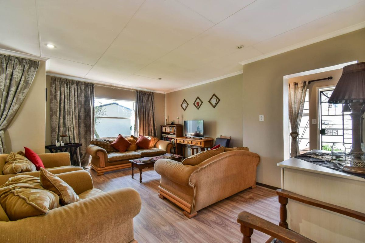 Three bedroom simplex in security complex - Moreleta Park - Photo 4