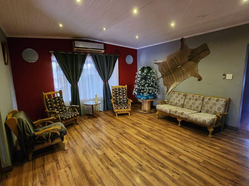 8 Bedroom Property | Main House + 2 Separate Townhouses | Exceptional Investment Opportunity - Photo 7