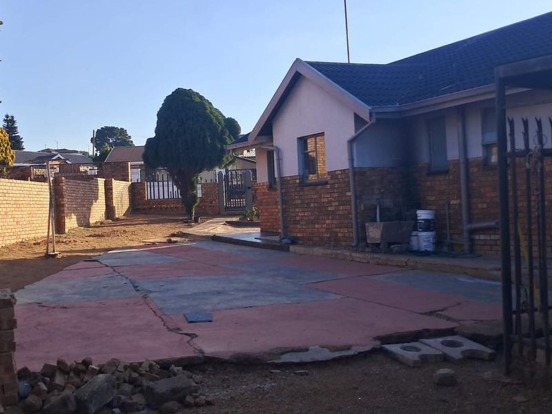 IMMACULATE HOME - Photo 4