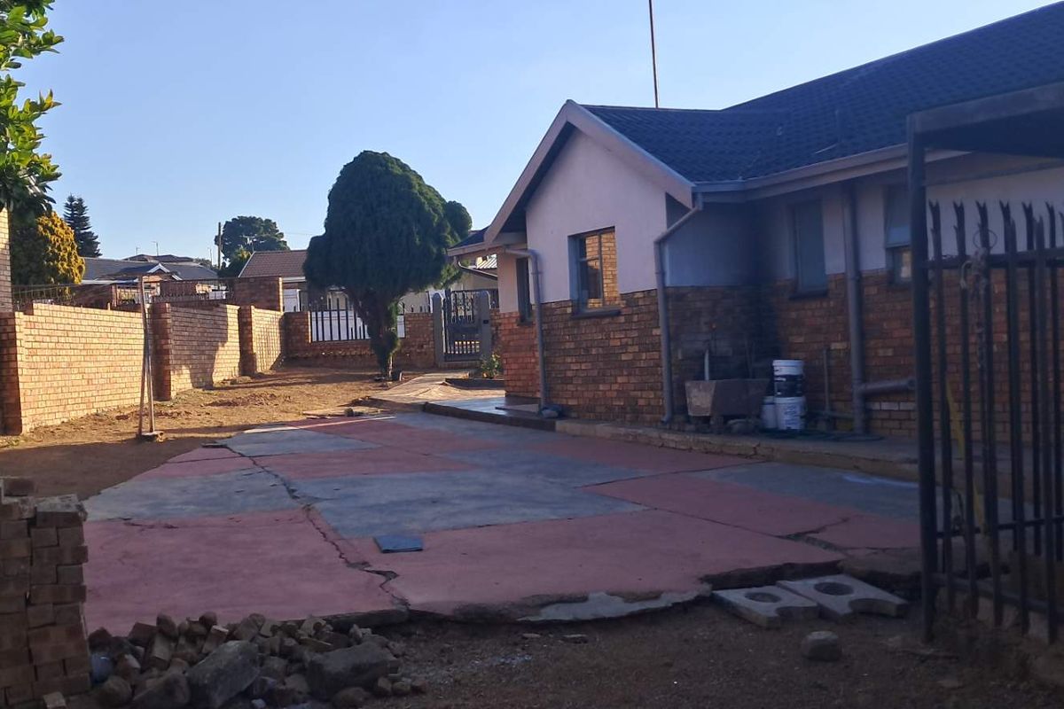 IMMACULATE HOME - Photo 4