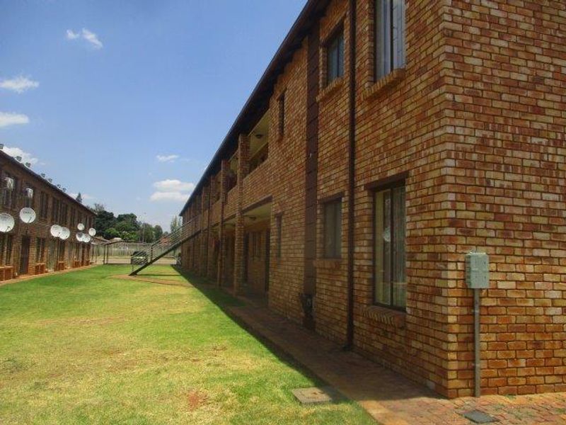 2 BEDROOM FLAT TO RENT IN THE ORCHARDS - Photo 4