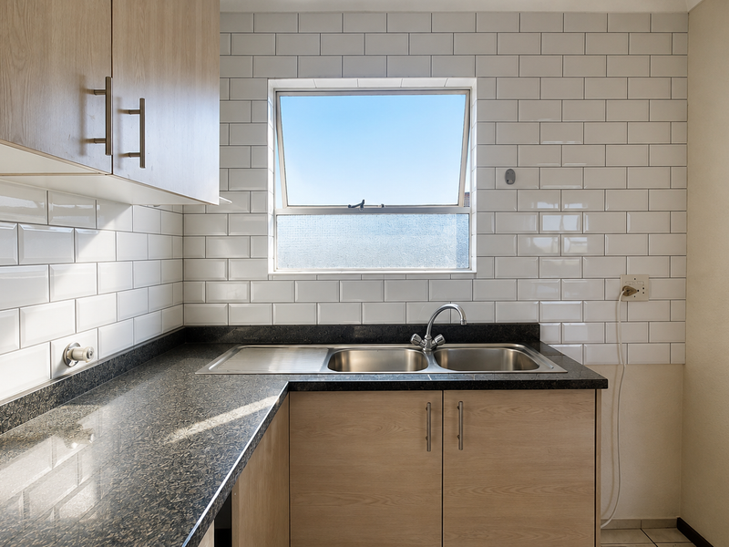 Spacious 2-Bed, 1-Bath Townhouse with Balcony Views - Photo 4
