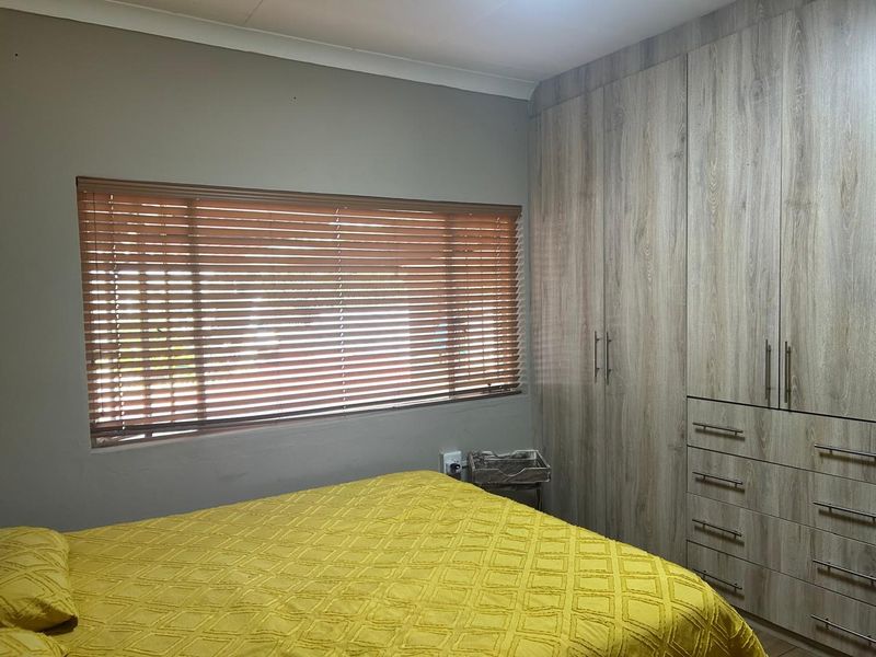 Spacious 3-Bed Home with Dual Flats - Photo 5