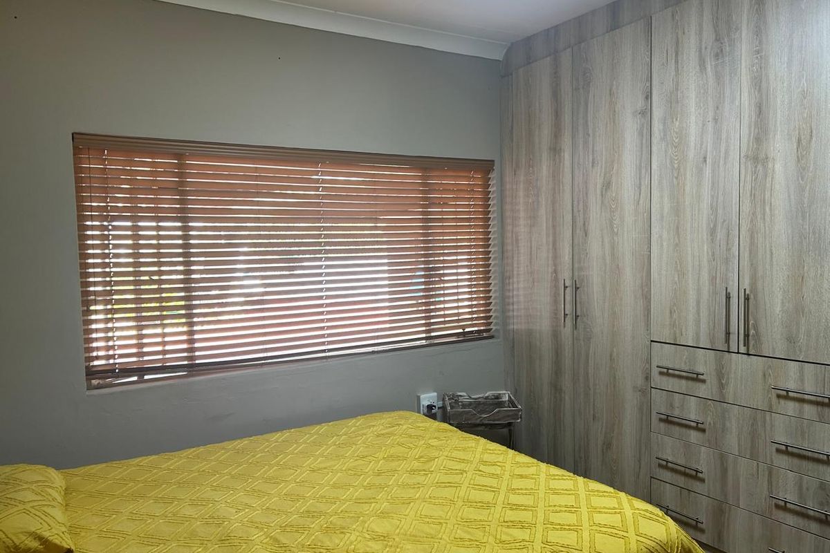 Spacious 3-Bed Home with Dual Flats - Photo 5