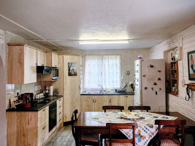 Spacious 3-Storey A-Frame Home with Multi-Unit Potential - Photo 7