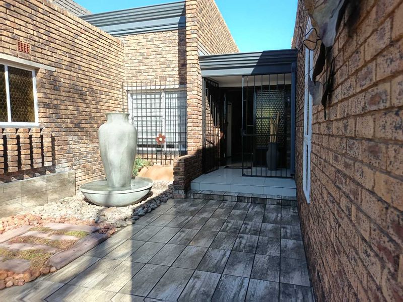 Large Family Home in the heart of Brackenhurst for sale - Photo 3