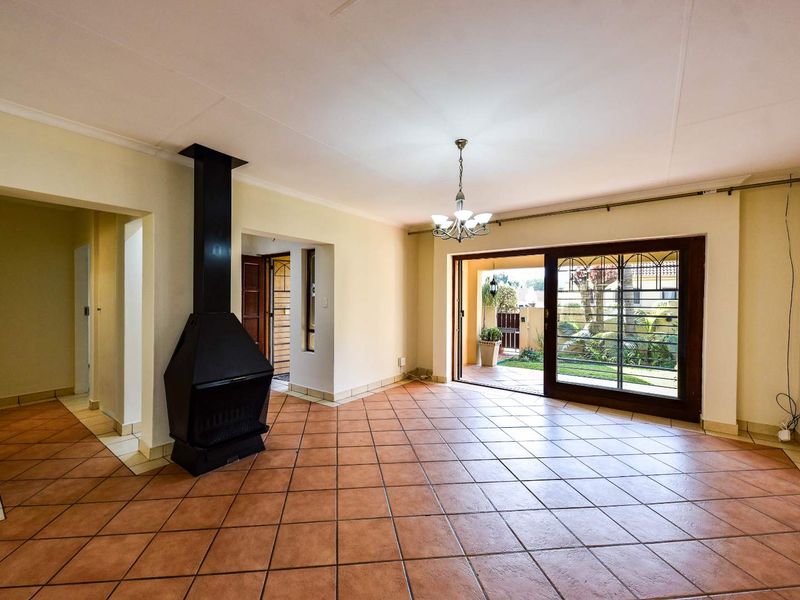 Newly Renovated 3 Bedroom Within Lifestyle Estate - Photo 7