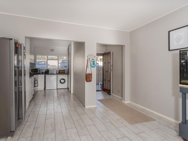 Spacious Two-Bedroom Apartment with Sea Views in Sought-After Highgate Complex - Photo 7