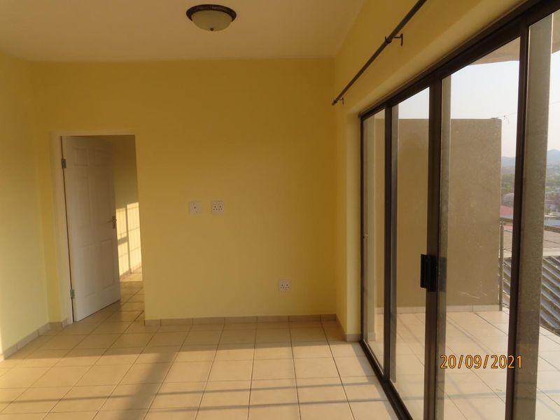 BARGAIN! Apartment with large balcony and views - Photo 2