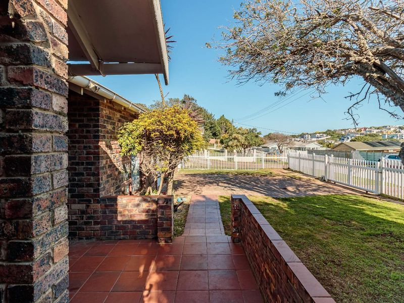 4 Bedroom, Family Living with Indoor Braai, Solar Backup & Water Tanks in Prime Mount Pleasant - Photo 9