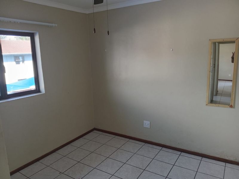 Cozy & Convenient 2-Bedroom Flat with Classic Charm - Photo 6