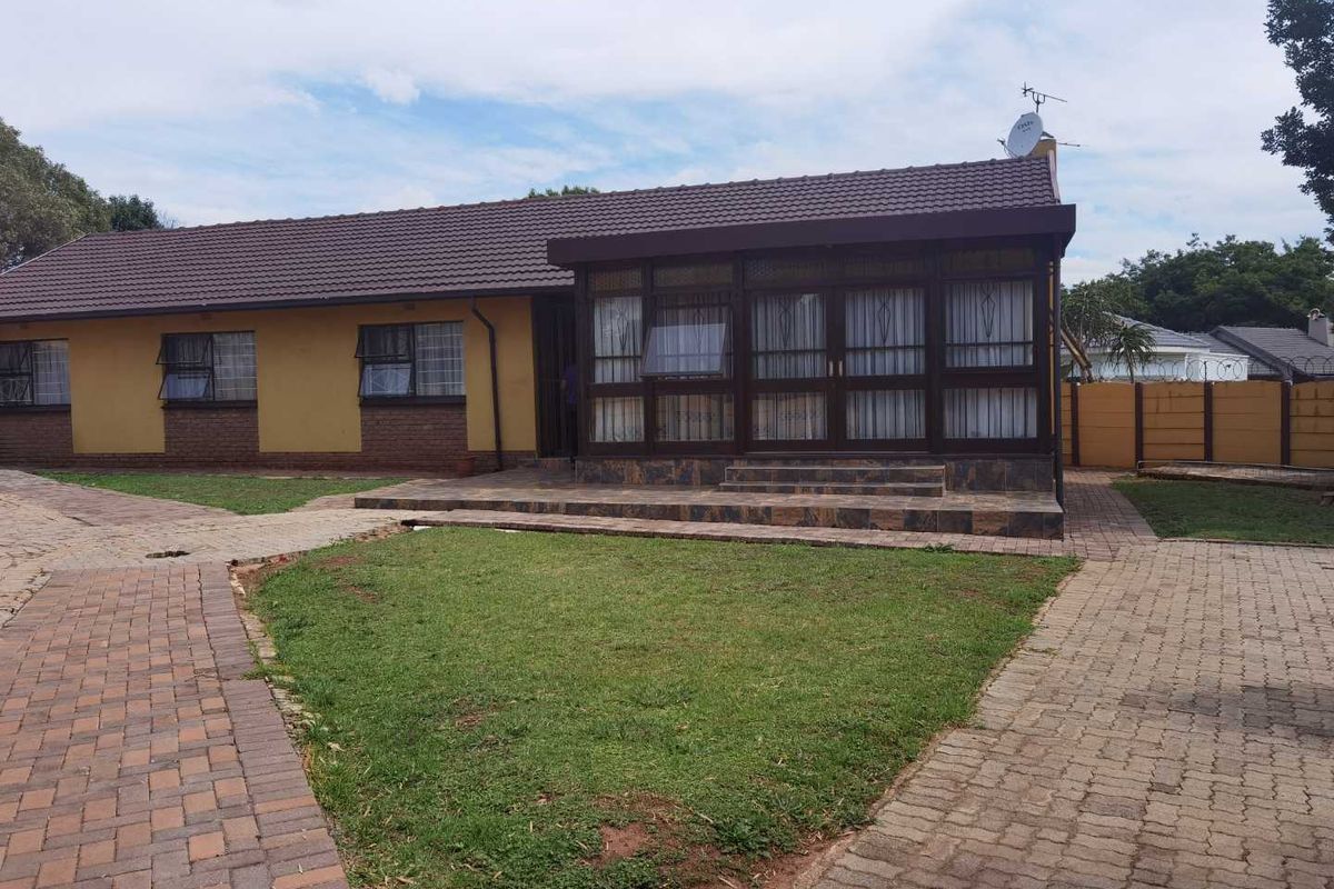 Large family home for sale in an enclosed upper Birchacres - Photo 2