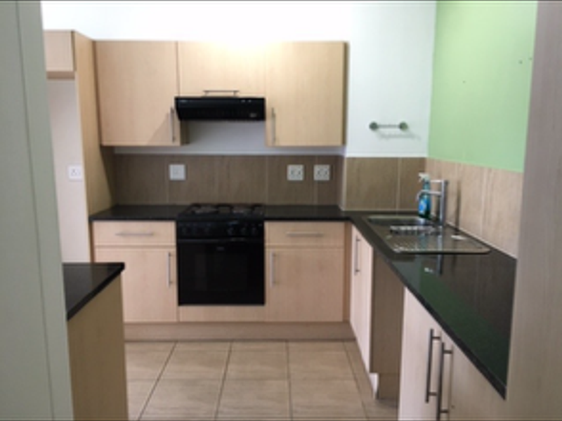 2 Beds, 2 bathrooms UNFURNISHED apartment with 2 parking bays, juliette balcony - Photo 7