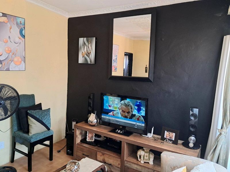 2 Bedroom House For Sale in Ga-Rankuwa Unit 16 - Photo 5