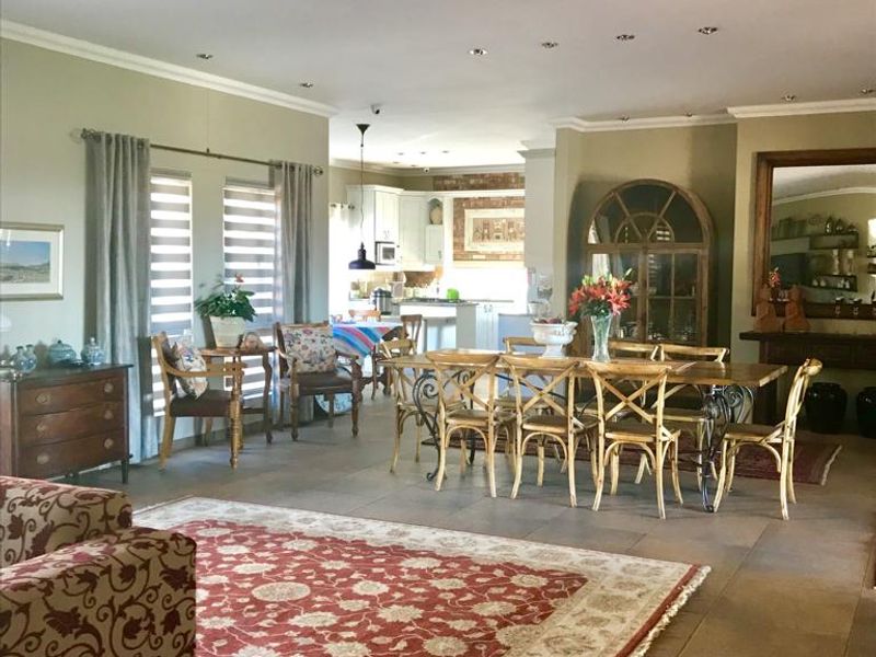 North facing family home with a separate flat - in quiet street, with beautiful views and near amenities - Photo 3