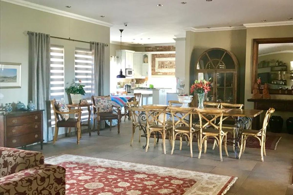 North facing family home with a separate flat - in quiet street, with beautiful views and near amenities - Photo 3