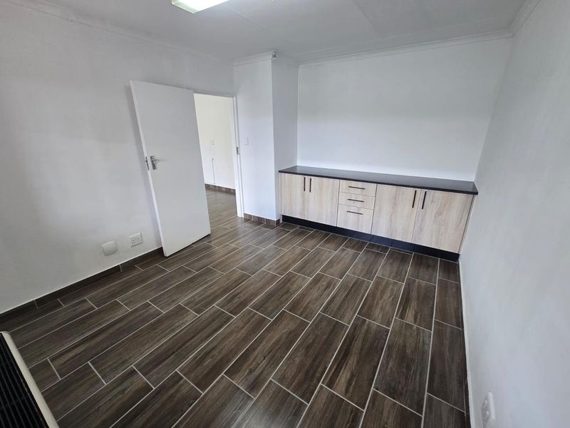 Newly Renovated Commercial Property for Rent – Prime Location - Photo 5